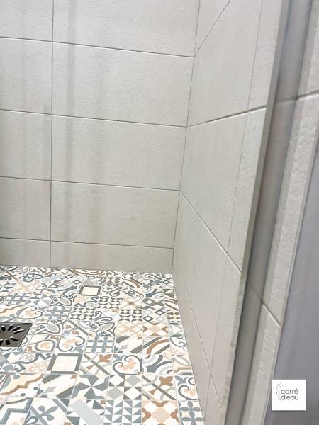 Carreaux de ciments dans la douche italeinne