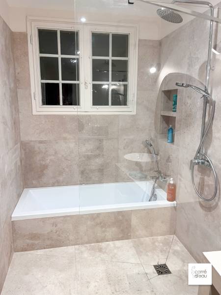 Salle de bain astucieuse et lumineuse