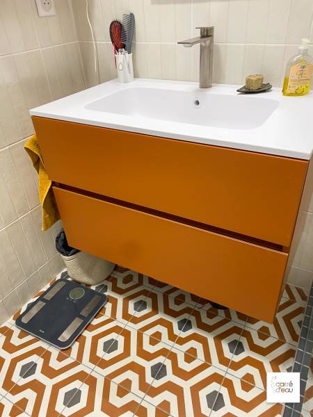 Meuble de salle de bain orange, couleur sur mesure pour s'accorder au carrelage